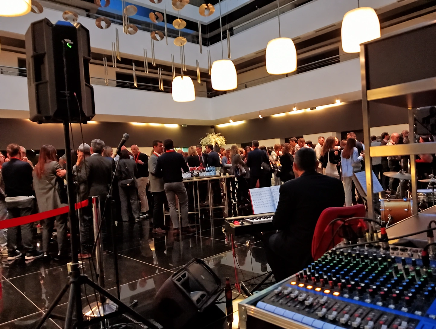 Espacio de un evento con montaje técnico de Música360