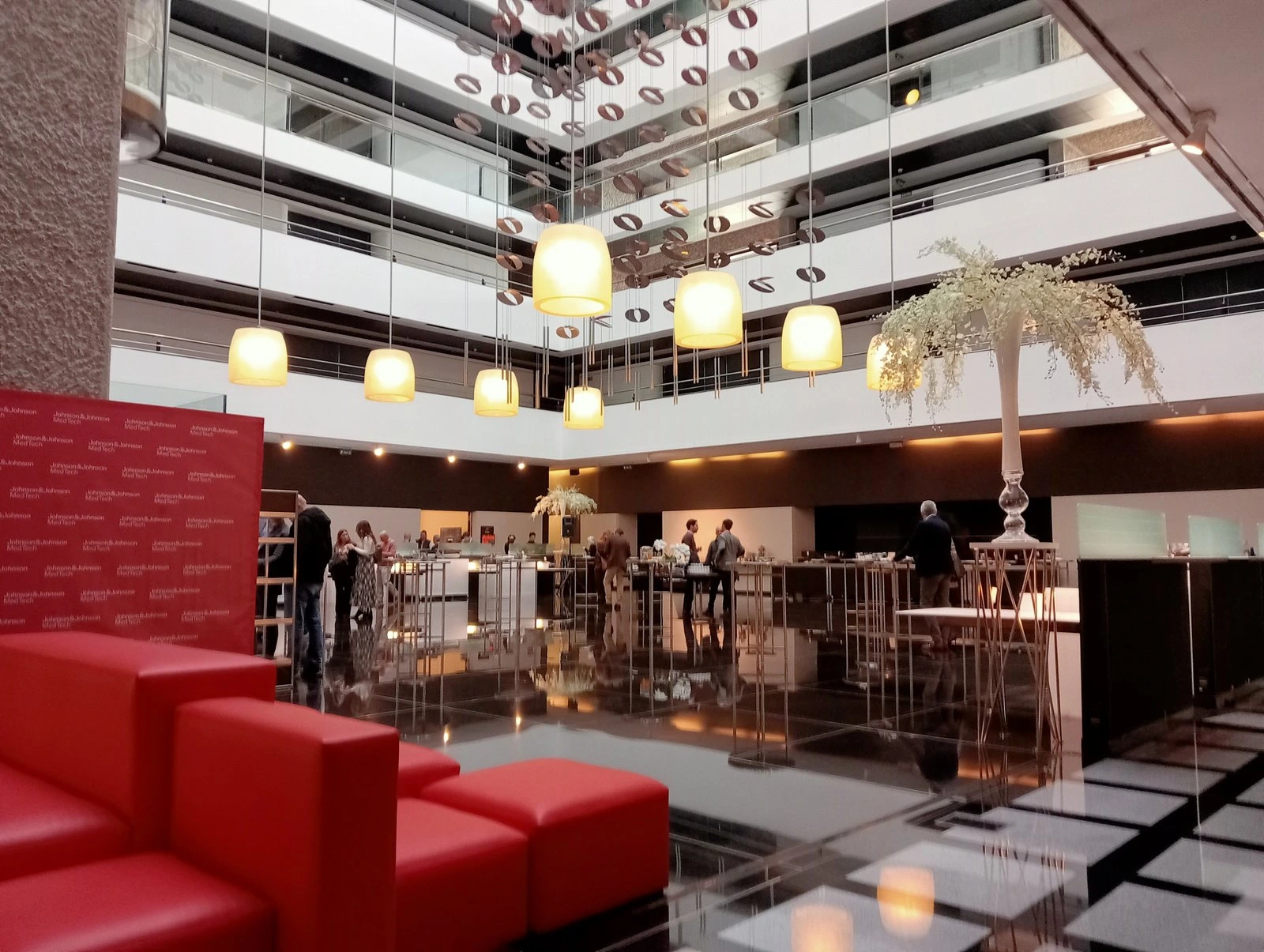 Vista del espacio del evento y su montaje de sonido