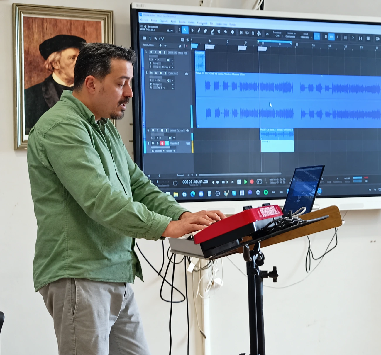 Demostración al teclado con el proyecto musical en pantalla
