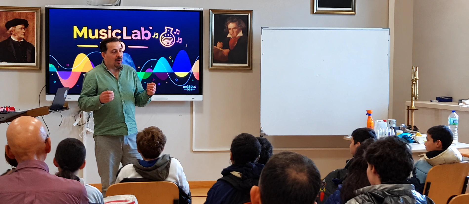 Explicación de Music Lab 360 frente a los asistentes